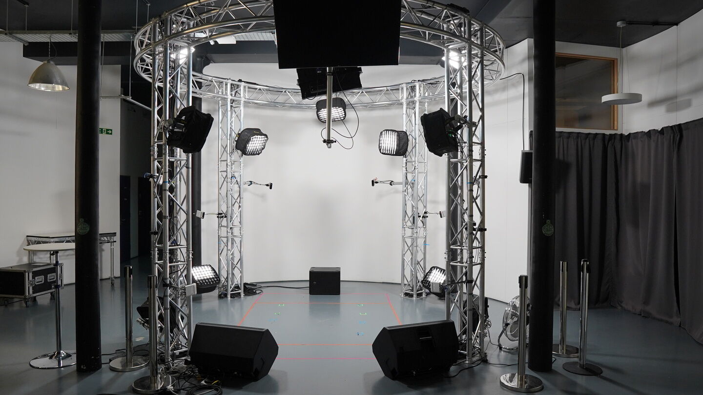 The rig circling a performer measures 3m x 3m x 2m and uses 10 time-of-flight cameras